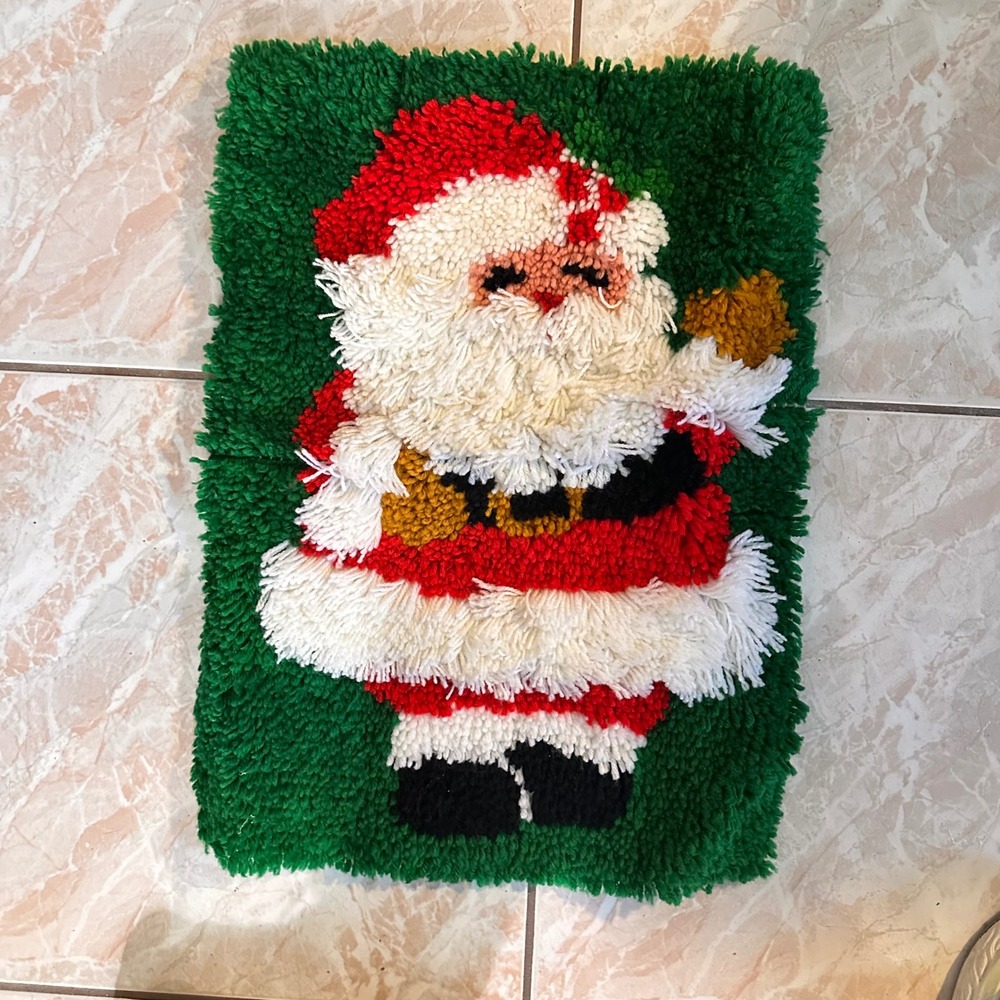 Handmade Latch Hook Santa Wall Hanging Rug 3D‎ Textured Christmas Vtg 22x16 Yarn